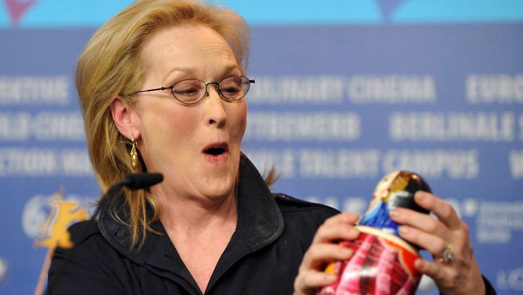 Meryl Streep bekommt auf der Berlinale neben dem Goldenen Ehrenbären auch Präsente: ein russischer Journalist schenkt ihr eine Matrjoschka.