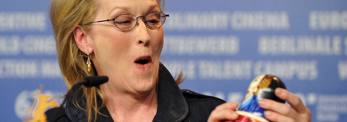 Meryl Streep bekommt auf der Berlinale neben dem Goldenen Ehrenbären auch Präsente: ein russischer Journalist schenkt ihr eine Matrjoschka.