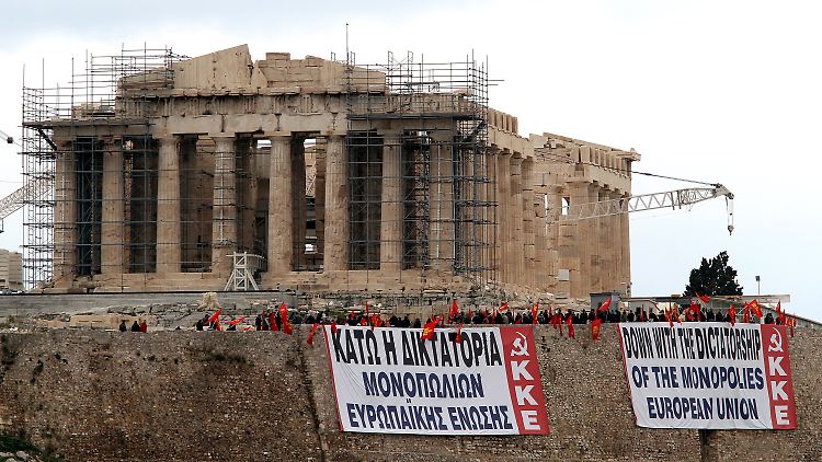 Plakate der Kommunisten an der Akropolis.