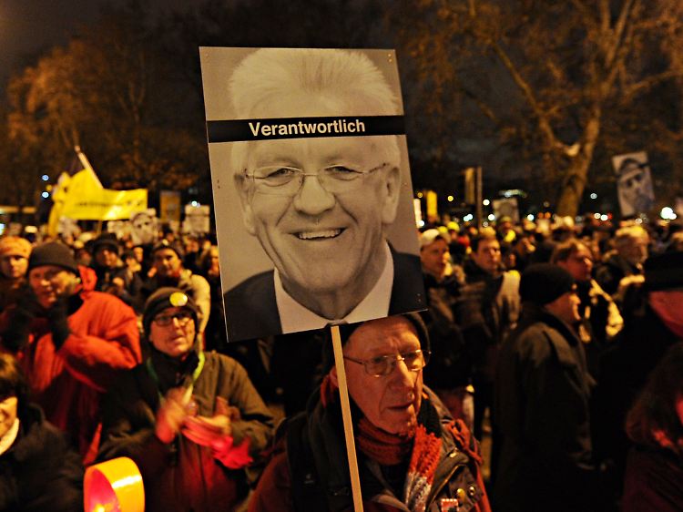 Die Demonstranten zeigen sich enttäuscht vom grünen Ministerpräsidenten Winfried Kretschmann.