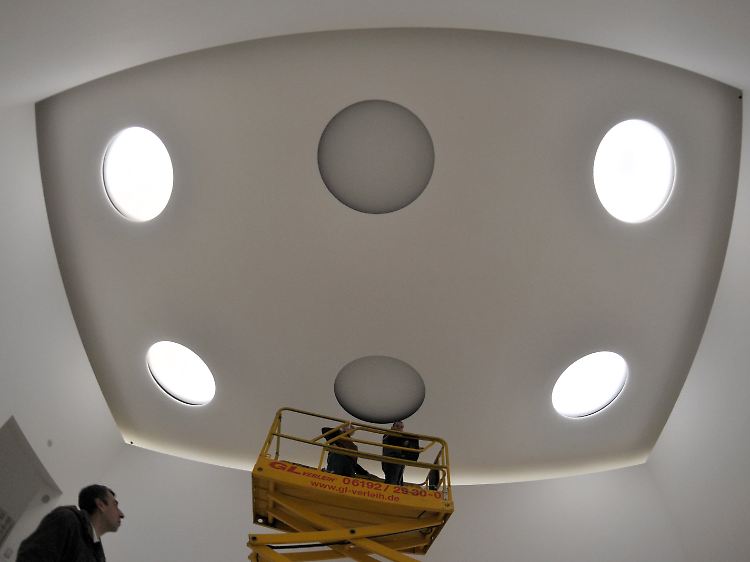Letzte Montagearbeiten an einem der Bullaugen aus bruchsicherem Spezialglas im unterirdischen Erweiterungsbau des Städel.