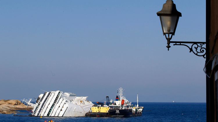 Noch immer liegt die "Costa Concordia" angeschlagen im Meer.
