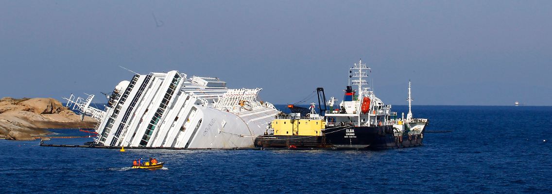 Noch immer liegt die "Costa Concordia" angeschlagen im Meer.