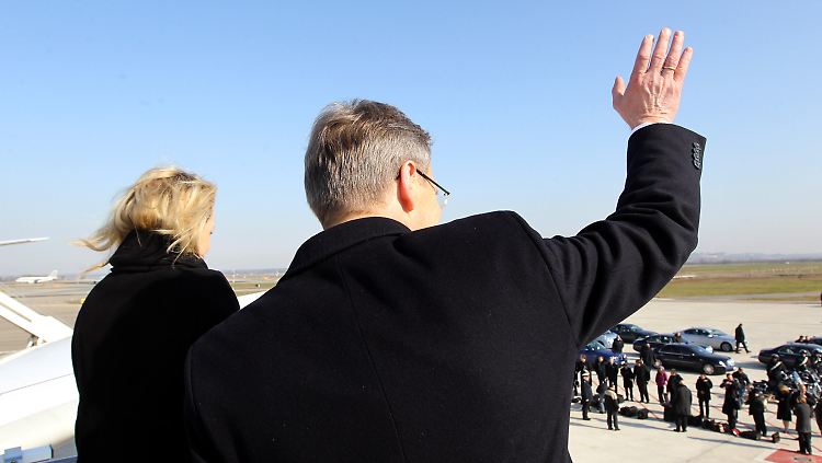 Arrivederci Roma! Wulff und Frau auf dem Flughafen der italienischen Hauptstadt. An diesem Mittwoch wird der Bundespräsident in Berlin erwartet.