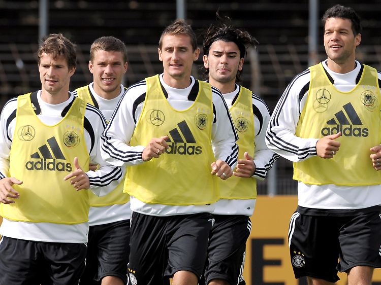 Fußball-Prophet Friedrich (links) freute sich, unter der Woche auch mal in einer erfolgreichen Mannschaft zu spielen zu dürfen.