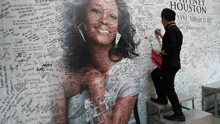 Wie hier in Manila trauern weltweit Tausende um die Soul-Diva.