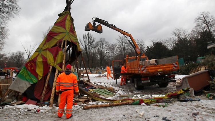 Bagger räumen die Zeltstadt.