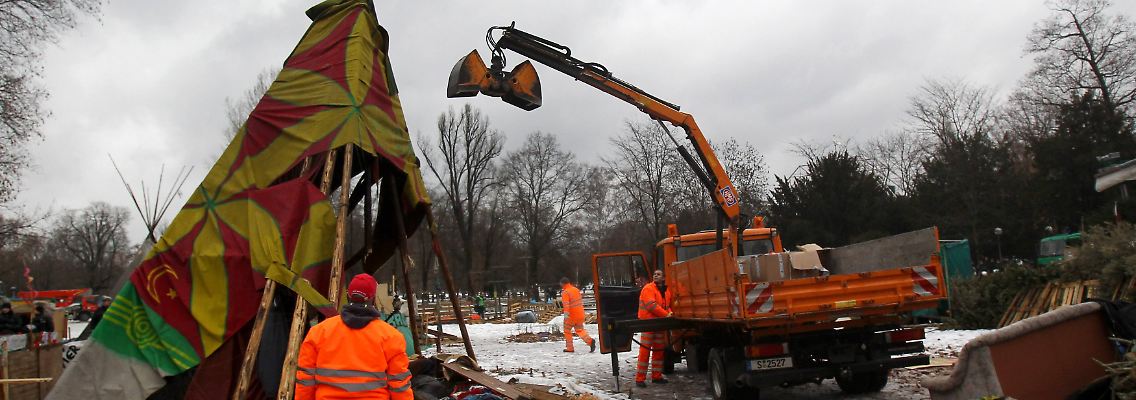 Bagger räumen die Zeltstadt.
