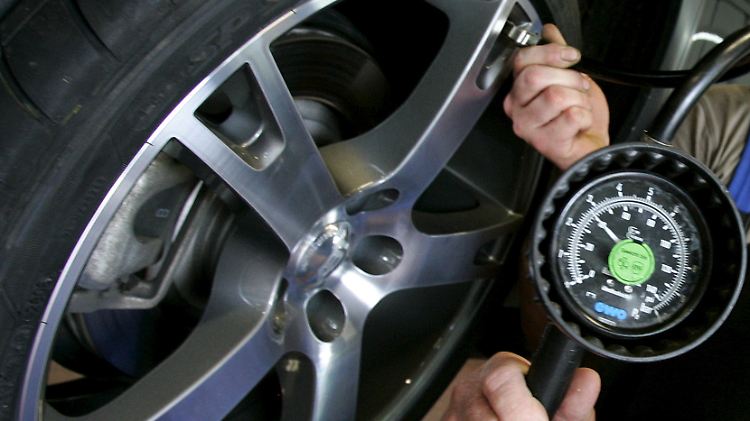 Alle 14 Tage, aber mindestens alle vier Wochen sollten Kraftfahrer den Luftdruck der Reifen ihres Fahrzeuges prüfen.