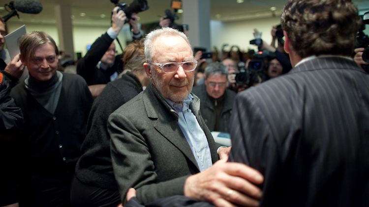 Der Maler Gerhard Richter, hier bei der Eröffnung der Ausstellung "Gerhard Richter: Panorama" in der Neuen Nationalgalerie in Berlin, hat sicher keine finanziellen Probleme - seine Werke erzielen Höchstpreise.