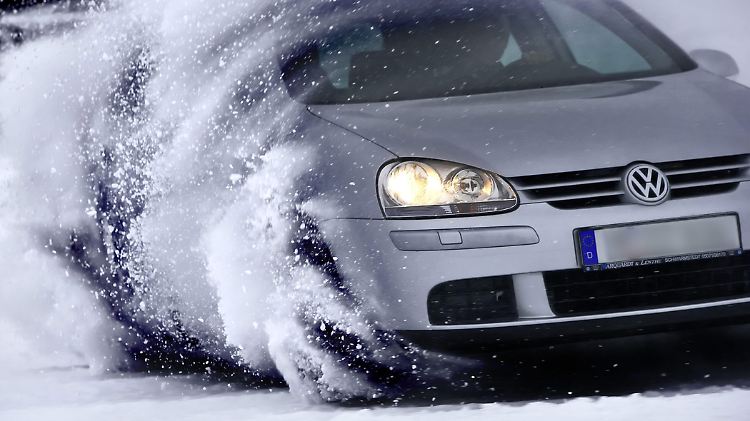 Bei Eis und Schnee sollte viel Fahrgefühl eingesetzt werden.