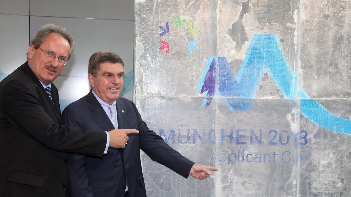 Der Münchner Oberbürgermeister Christian Ude (links) und der Präsident des Deutschen Olympischen Sportbundes Thomas Bach präsentierten das Logo.