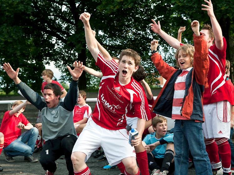 Fußball ist die zweite große Leidenschaft der meisten 9- bis 18-Jährigen. Im Bild: Oskar (M) und Johannes (r).