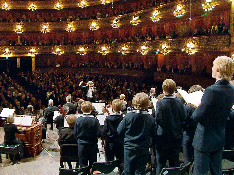 Entschädigung für den harten Probenalltag: Der Thomanerchor wird im Teatro Colón in Buenos Aires frenetisch gefeiert.