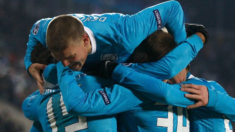 Zenit St. Petersburg feiert den späten Siegtreffer durch Roman Shirokov.