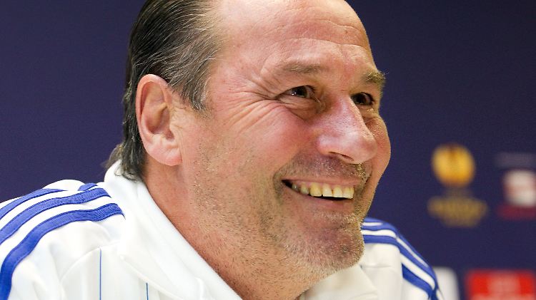 Ob die Gefahr bestand, dass ein Schalke-Spieler mit Coach Huub Stevens das Bett hätte teilen müssen, ist nicht bekannt.