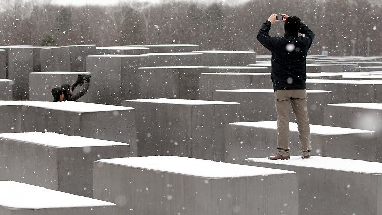 Sie kommen auch im Winter: Touristen in Berlin am Holocaust-Mahnmal.