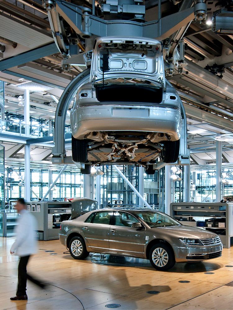 Die Gläserne Fabrik von Volkswagen in Wolfsburg. Alles soll mal verkauft werden. Aber der Absatzmarkt Europa schwächelt.