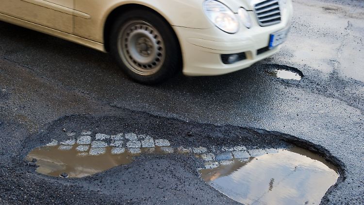 Straßenschäden sind für alle Verkehrsteilnehmer ein Ärgernis. Doch wer den Schaden hat, kann nicht immer mit einer üppigen Entschädigung rechnen.