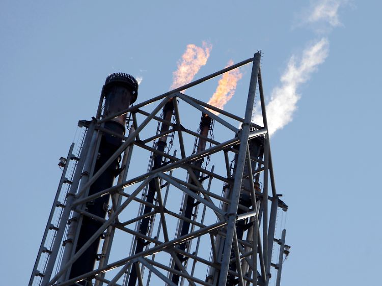 Noch ist Abfackeln billiger: Wie hier im spanischen Cartagena flackern über vielen Raffinerien die Flammen, mit denen überschüssige Gase aus der Sprit-Produktion verbrannt werden.