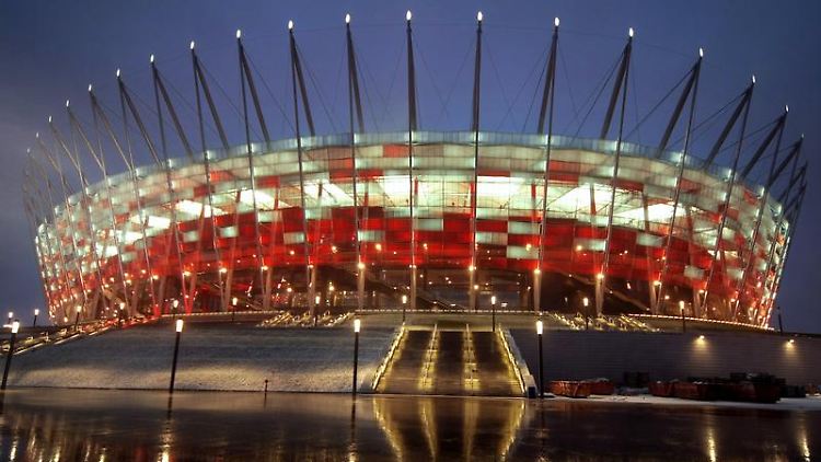 Nationalstadion in Warschau: Polen rüstet sich für die EM 2012. Die Flughäfen der Austragungsorte werden deutlich ausgebaut.
