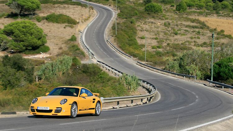 Das liebste Revier des Turbo-Fahrers ist die gewundene Landstraße. Dort sind die Rennsportgene des Autos am besten zu spüren.