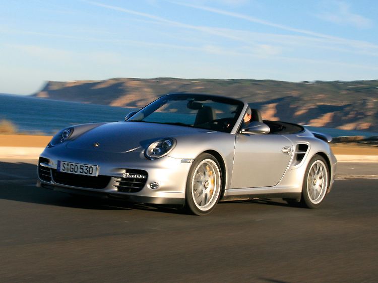 Wer sich den Fahrtwind um die Nase wehen lassen möchte, muss beim Porsche 911 turbo gegenüber dem Coupé mehr als 11.000 Euro draufzahlen.