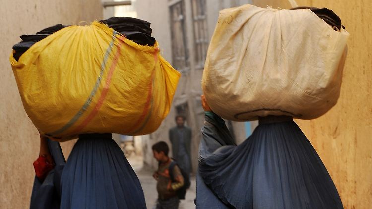 Hat Afghanistan bald wieder die Wahl zwischen Karsai und Abdullah? (Afghanische Frauen in Kabul)