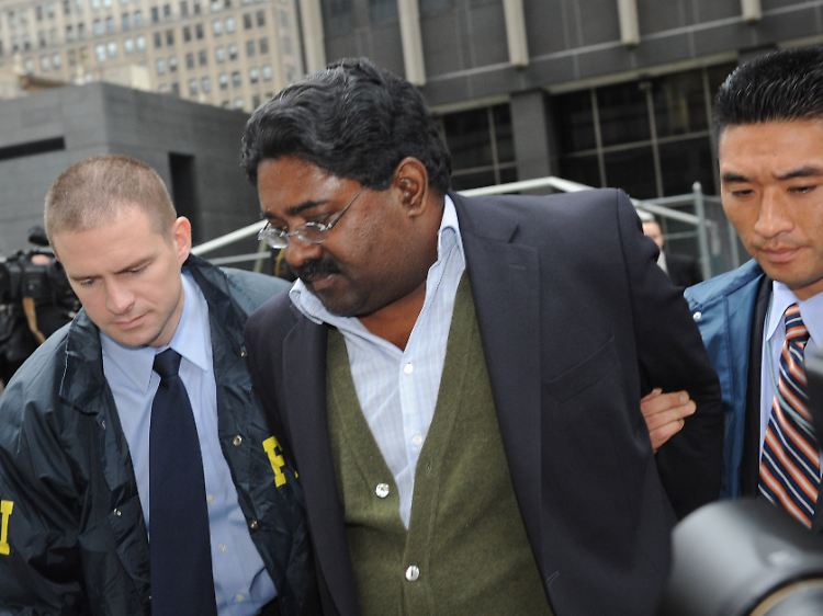 Raj Rajaratnam wird abgeführt.