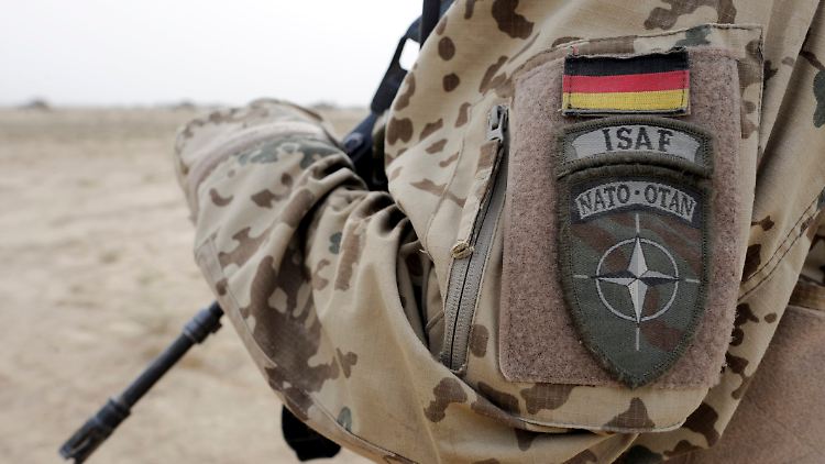 Mit Waffe im Ausland, mit Orden in der Heimat? Deutscher ISAF-Soldat in Afghanistan.