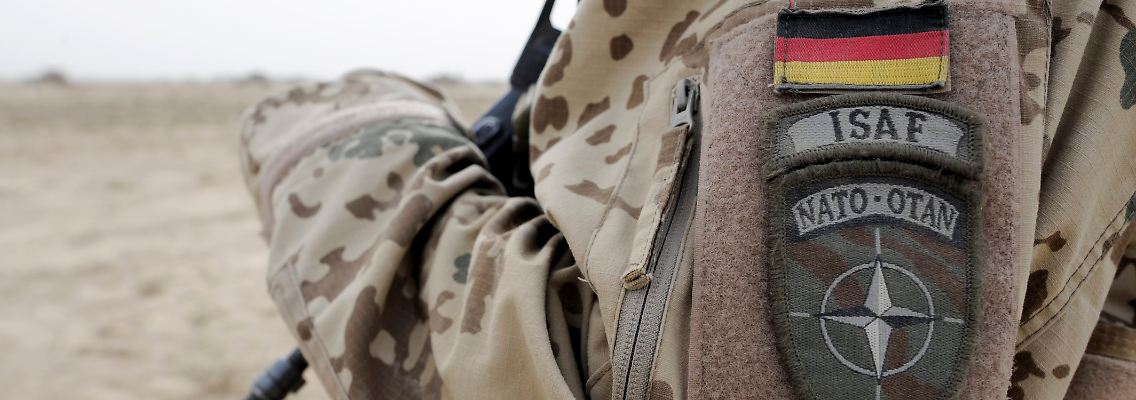 Mit Waffe im Ausland, mit Orden in der Heimat? Deutscher ISAF-Soldat in Afghanistan.