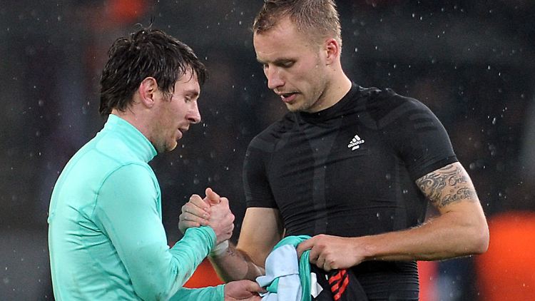 Hauptsache ein Andenken: Leverkusens Michal Kadlec bedankt sich bei Lionel Messi.