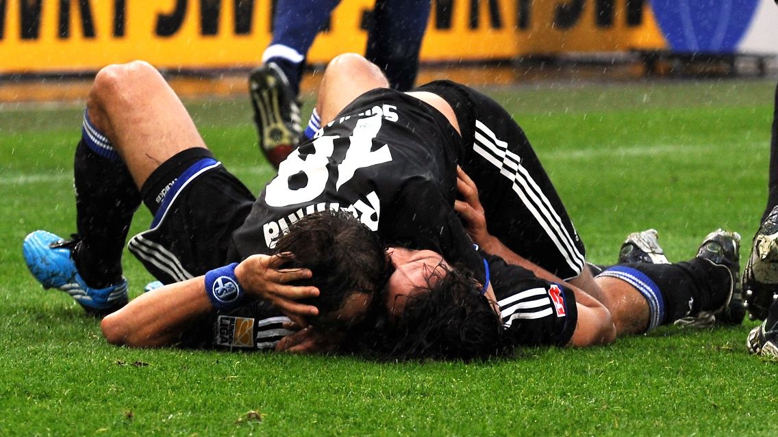 Wenigstens sportlich gibt es für die Schalker was zu feiern: Rafinha (oben) knuddelt den Torschützen Kuranyi.