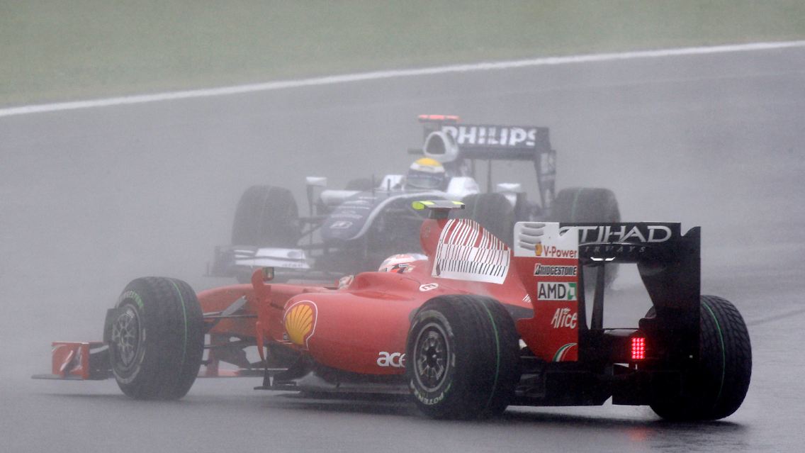 Nico Rosberg im Williams fährt frontal auf den Ferrari von Kimi Raikkönen zu, der sich auf der glatten Strecke gedreht hatte.