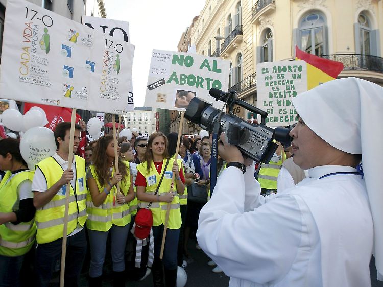 In anderen Ländern, wie in Spanien, gehen viele Menschen aus Protest gegen Abtreibungen auf die Straße.