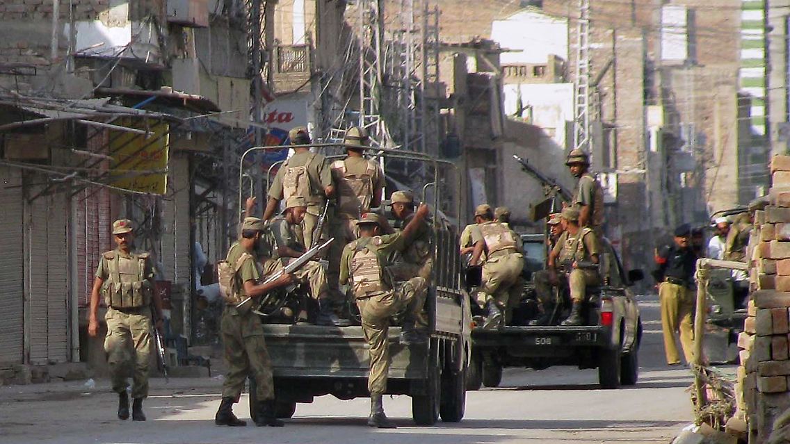 Auf dem Weg in den Kampf: Pakistanische Soldaten bereiten sich auf ihren Einsatz vor.