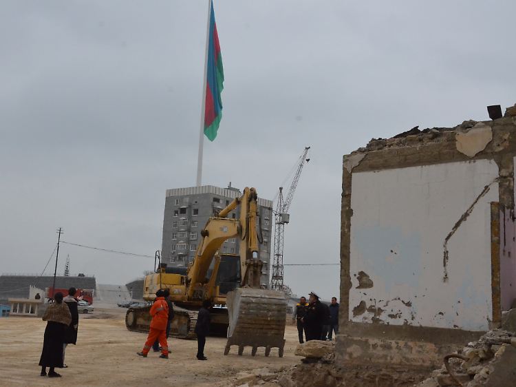 Abrissarbeiten am "Platz der Nationalen Flagge". Der Flaggenmast ist übrigens 162 Meter hoch - das war Weltrekord, bis in Tadschikistan ein drei Meter höherer Mast aufgestellt wurde.
