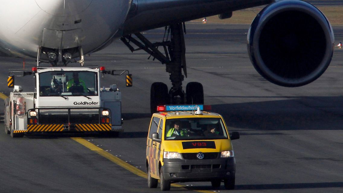 2012-02-16T102740Z_01_AD05_RTRMDNP_3_GERMANY-AIRTRAFFIC-STRIKE.JPG1146829779570069713.jpg