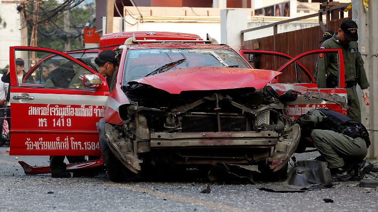 Dieses Taxi wurde bei den Explosionen in Bangkok zerstört.