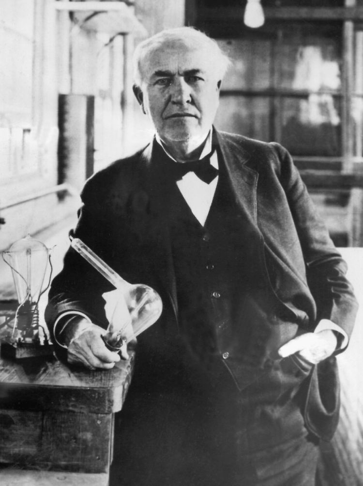 Thomas Alva Edison, mit der von ihm erfundenen Weißglühbirne, der "Edison Lampe" (Archivbild von 1883).