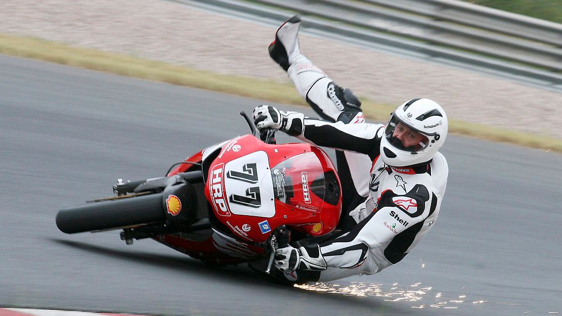 Immer am Limit: Schumacher bei einem Crash auf dem Sachsenring 2008.