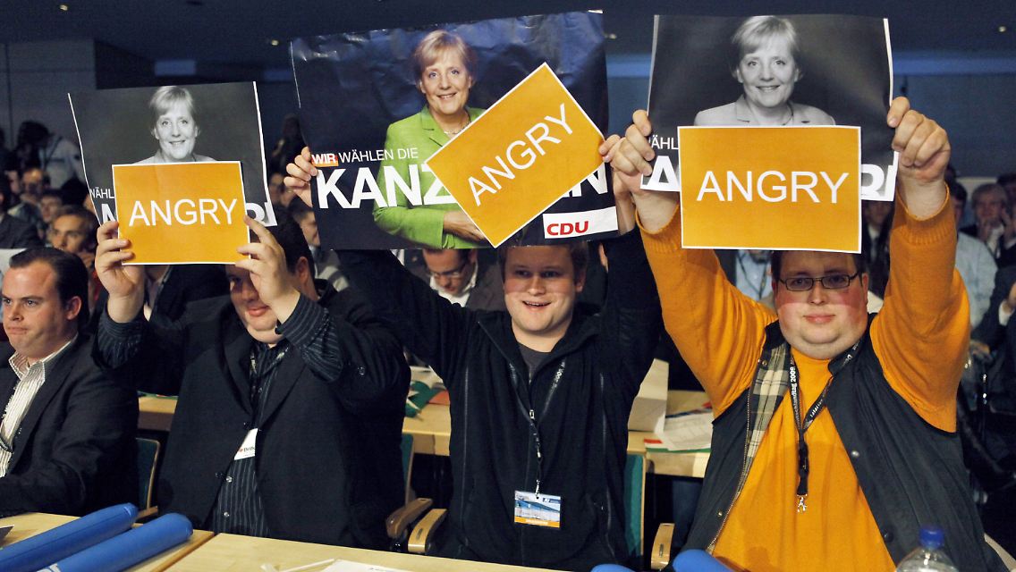 Ärger über Merkel: Mitglieder der Jungen Union machem ihrem Frust Luft.