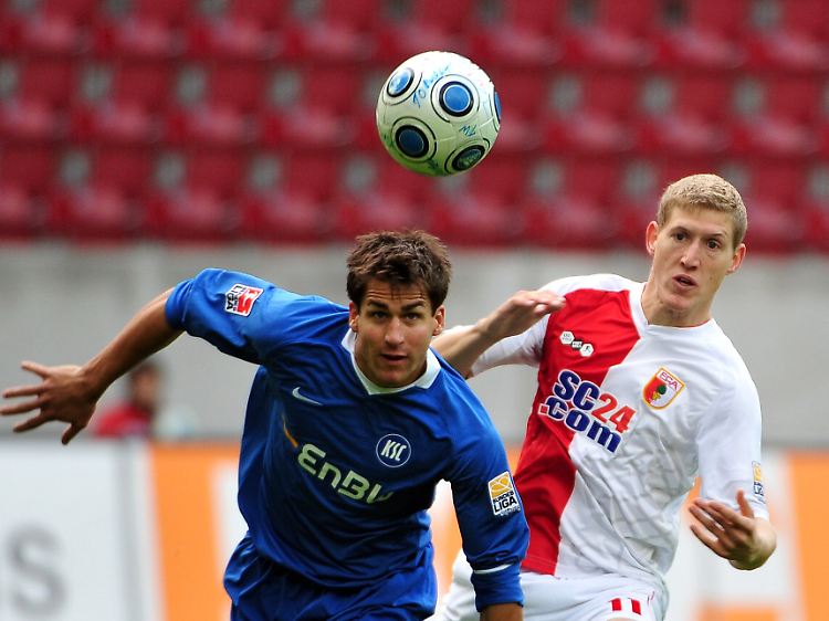 Duell auf Augenhöhe: Augsburgs Kevin Schindler (rechts) und der Karlsruher Andreas Schäfer (links) kämpfen um den Ball.