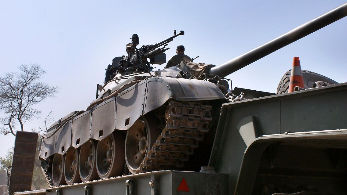 Auf dem Weg in den Kampf: Die Armee lässt schweres Kriegsgerät in die Region bringen.
