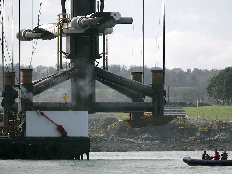 Erfahrungen aus der Praxis: MCT-Mitarbeiter mit einer ihrer Anlagen vor der irischen Küste.