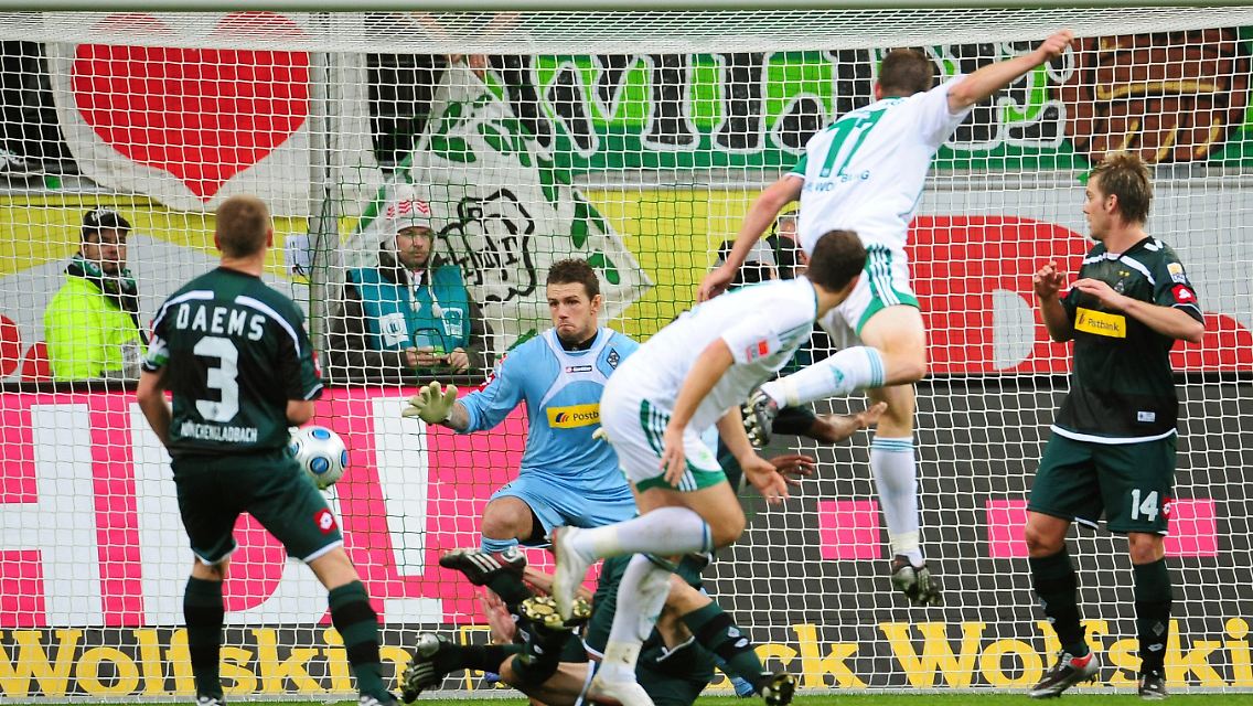 Madlung (2. von rechts) übersteigt die Hintermannschaft und köpft mit dem Halbzeitpfiff die Führung.