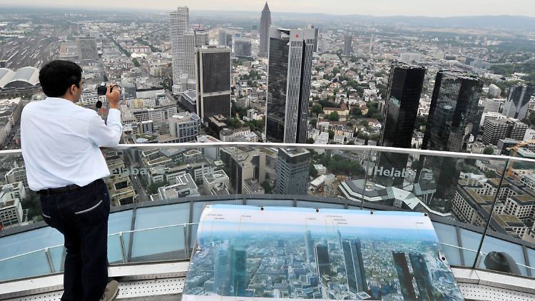 Bei speziellen Touren können Besucher von den Dächern der Wolkenkratzer auf die Bankenmetropole Frankfurt herunterschauen. 