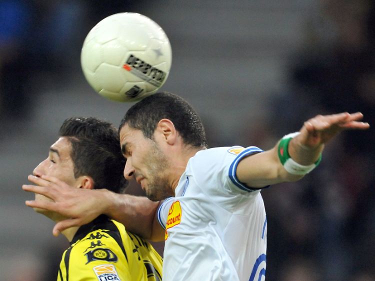 Nuri Sahin (links) vom BVB und Bochums Anthar Yahia im Kopfballduell.