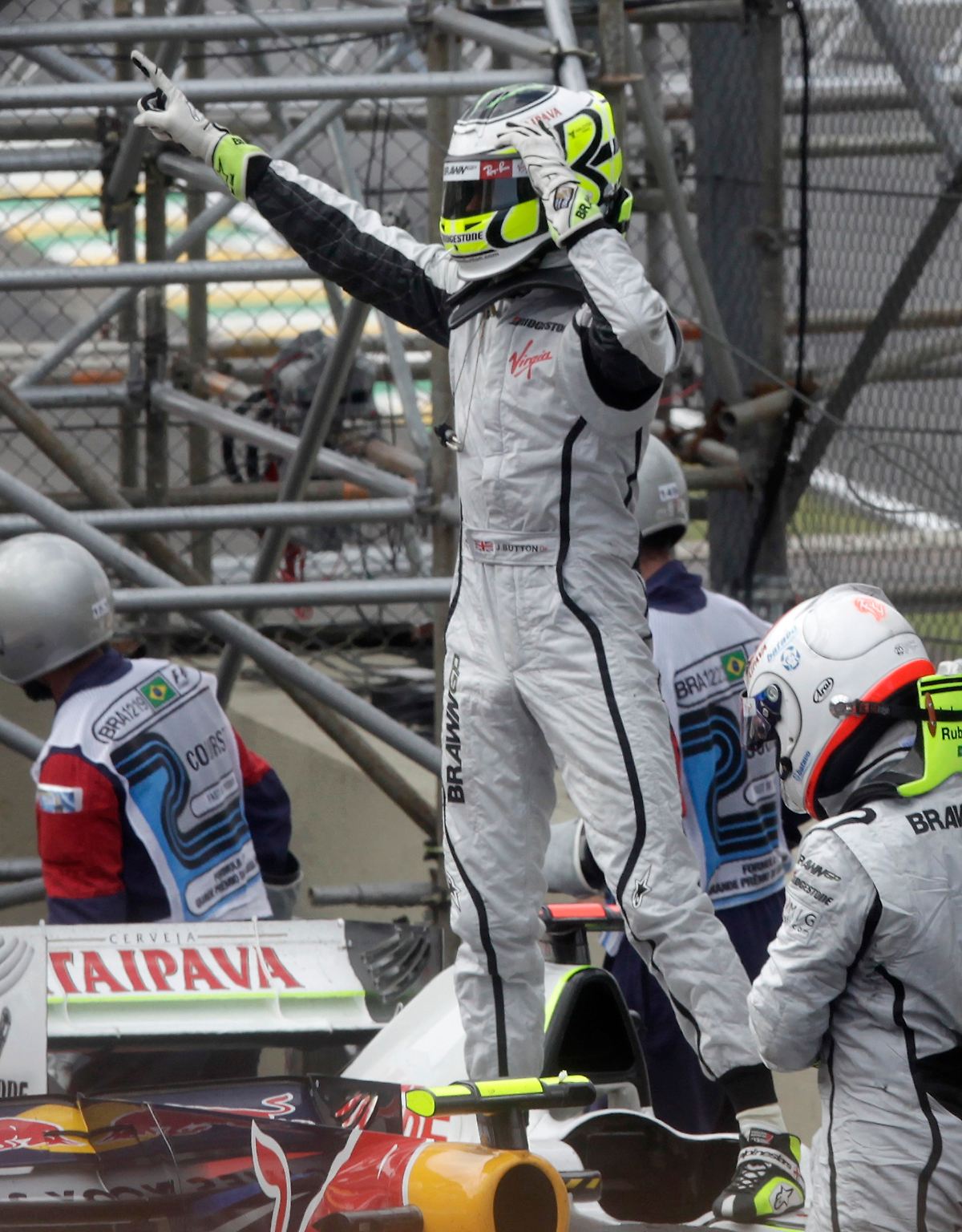 Hochgelobt, verspottet und nun triumphal umjubelt: Nach einer Achterbahn-Karriere ist Jenson Button im zehnten Anlauf am Ziel seiner Träume angekommen. 