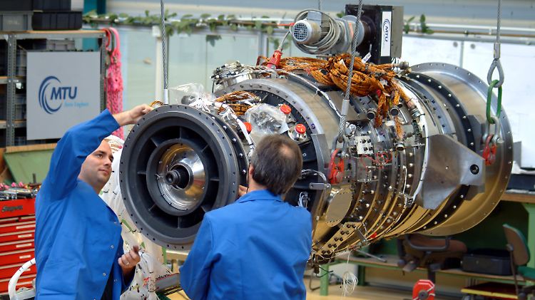 Ein modernens Strahtriebwerk besteht aus einem großen Luftrad vorne, einem Verdichter samt Brennkammer in der Mitte und der eigentlichen Turbine am hinteren Ende des Antriebs.